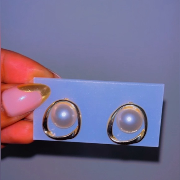 White Faux Pearl Stud Earrings - Picture 1 of 2